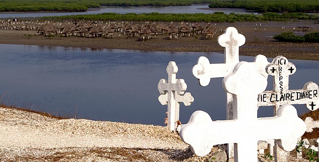 Par une autre passerelle en bois, on accde au cimetire de coquillage