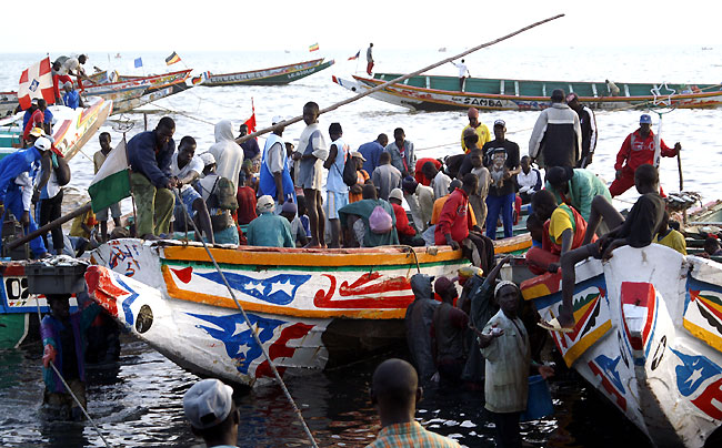 A MBour, un des principaux port de pche du Sngal, chaque jour le retour des pcheurs, avec ses pirogues barioles et surcharges  est un extraordinaire spectacle