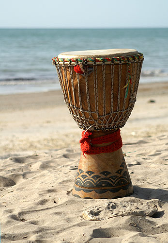 Le djemb est un instrument de percussion africain compos d'un ft de bois et d'une peau de chvre 